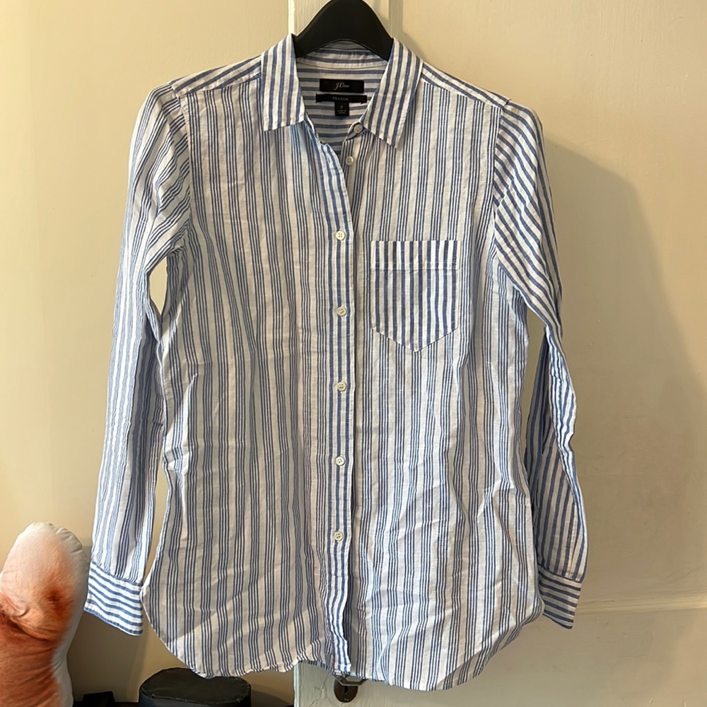 Excellent condition linen long sleeve collard shirt in white and blue size 2